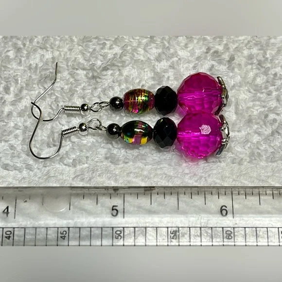 Dramatic hot pink /fuchsia and black earrings - Picture 4 of 4